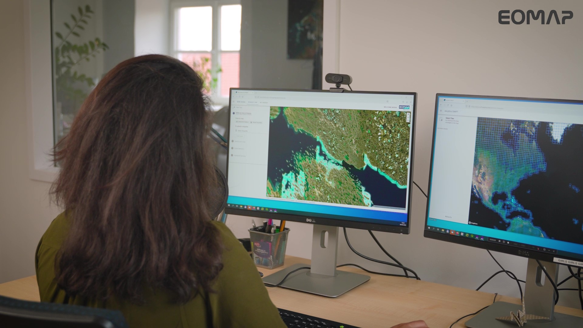 Eomap Tutorial Sdb O Basics V3 Frame At 1m4s user in front of 2 screens showing the web app SDB-Online