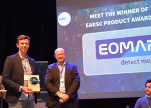 EOMAP colleague receiving the EARSC Product Award 2024