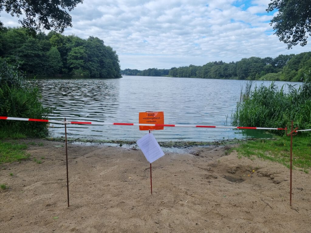 gesperrtes Badegewässer wegen potenziell gesundheitsschädlicher Algenblüte