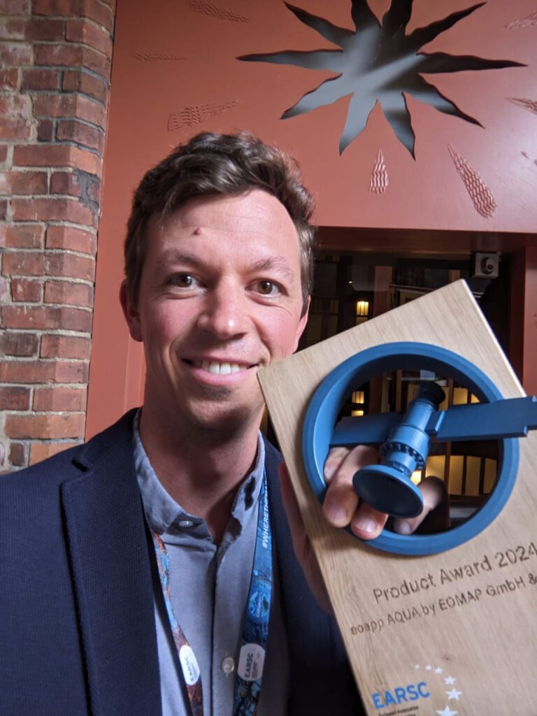 Fabian Trentini holding the EARSC Product Award for eoapp AQUA